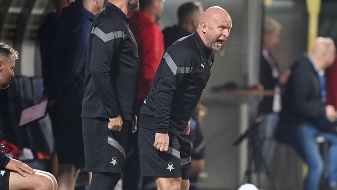 Červená pro asistenta a další zraněný stoper. Slavia po šlágru řeší dva maléry