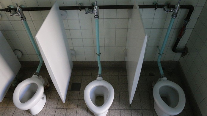 Veřejná WC jsou líheň nemocí, říká se. Lékařka prozradila, jak to je