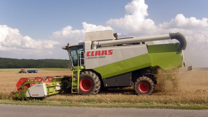 Na Brněnsku shořel kombajn. ŘIDIČ Z NĚJ NA POSLEDNÍ CHVÍLI VYSKOČIL!