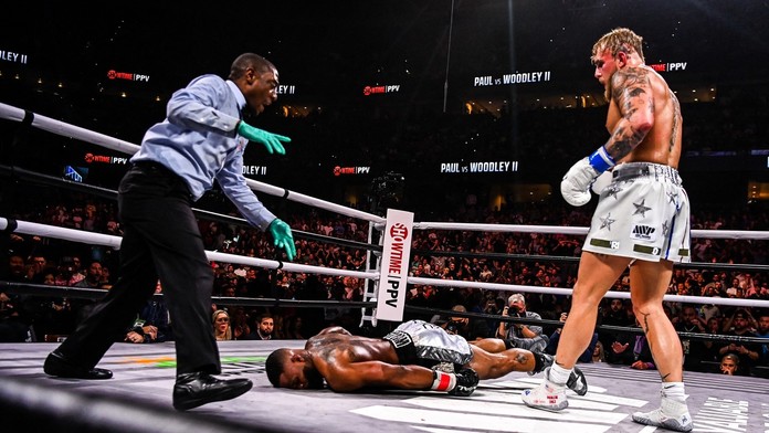 Youtuber Paul stále neporažen: Bývalého UFC šampiona tentokrát poslal k zemi