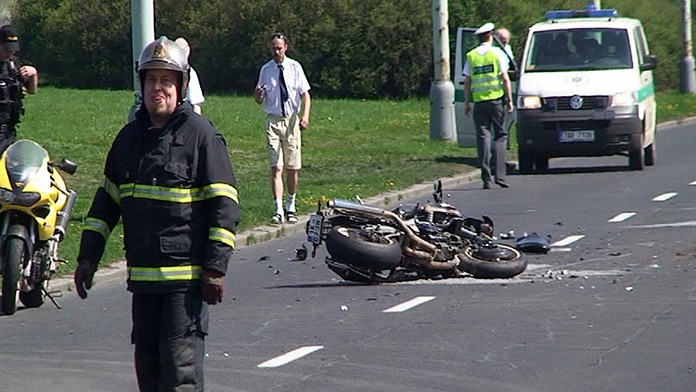 Motorkář zemřel po srážce s dvěma auty, chodce srazil taxikář