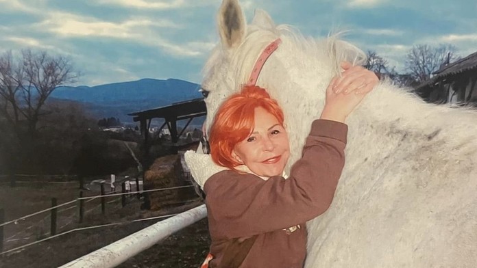Olgu požírá neznámý parazit. Postupně přichází o tvář, lékaři si nevědí rady
