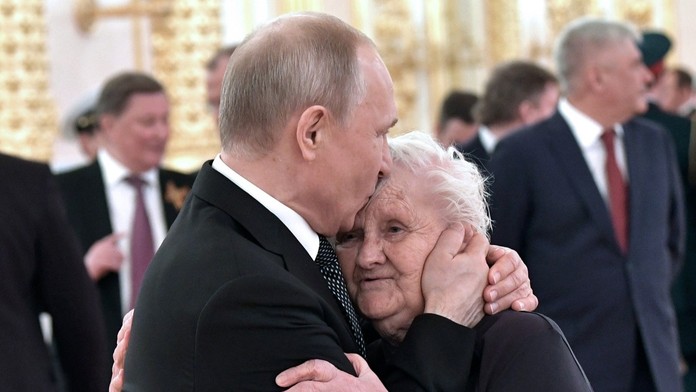 Poradila mu, jak ovládnout svět. Putina všechno naučila tahle žena