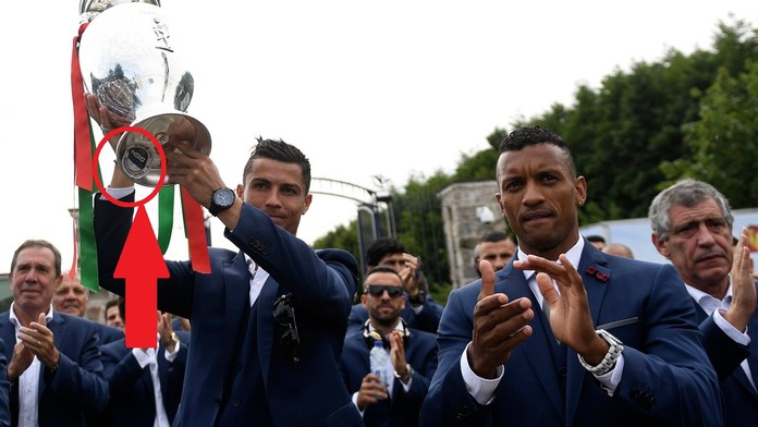 EUROzáhada! Nikdo neví, co dělá na poháru podivná samolepka