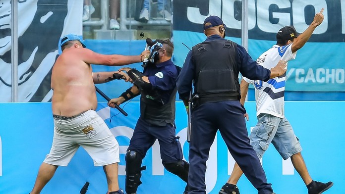 Slavný klub má problémy. Fanoušci po prohře zničili VAR, nechyběly šarvátky