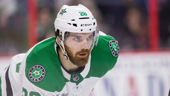 Stephen Johns v dresu Dallasu