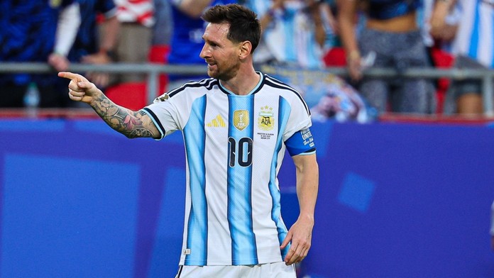 Lionel Messi slaví svůj třetí vstřelený gól na MS do sítě Alžírska