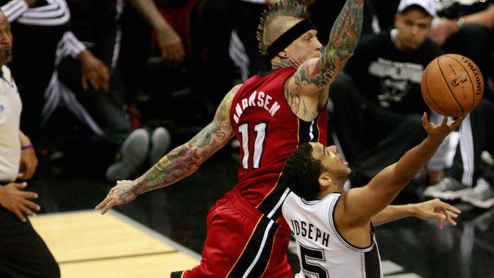 Spurs porazili Miami Heat a jsou jedno vítězství od triumfu v NBA