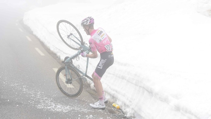 Životní úspěch nizozemského cyklisty zhatila závěj! VIDEO
