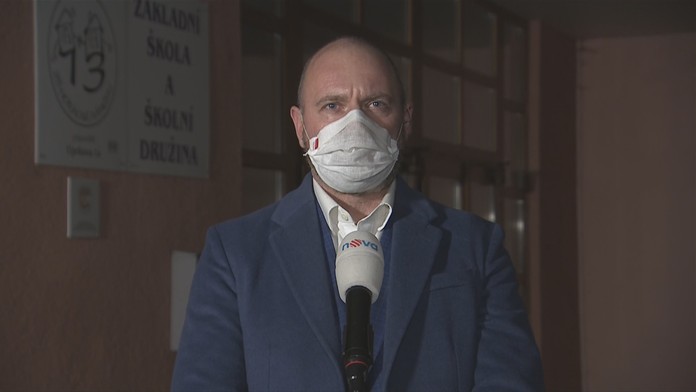 Pro školáky se nic nemění. Školy zůstanou i v pondělí pro většinu zavřené
