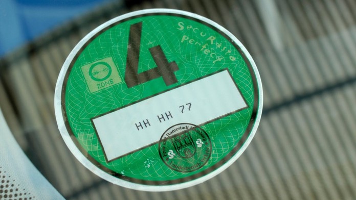 Na autě může být i 10 různých plaket. Jaké byste měli mít a na co jsou