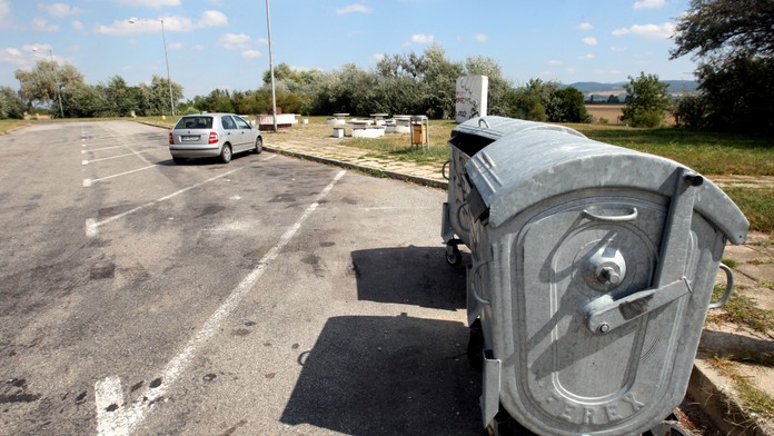 Mladík (†22) usnul v popelnici, stálo ho to život