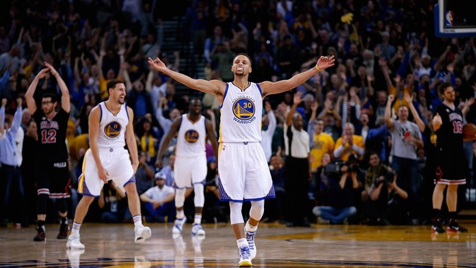 Warriors blíže nesmrtelnosti, za rekordem míří i Philadelphia