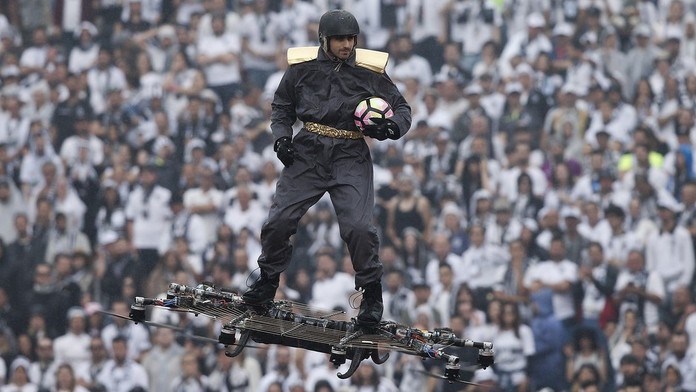 Co je to za stroj! Finále začalo po příletu vzdušného skateboardu!