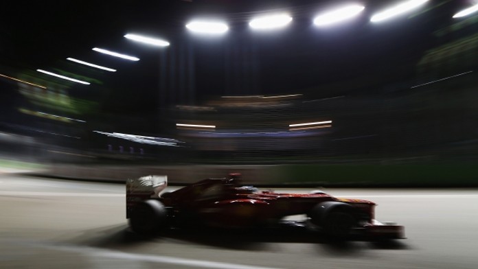 SLEDUJEME F1 v Singapuru: Pole position vybojoval Hamilton