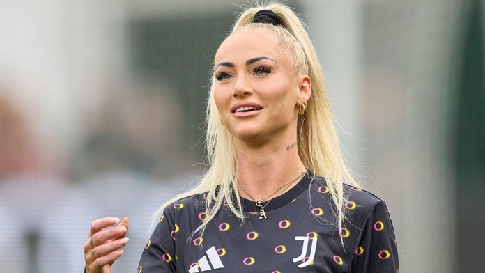 Fanoušci šílí. Fotbalová kráska trénovala na pláži, ukázala skoro všechno