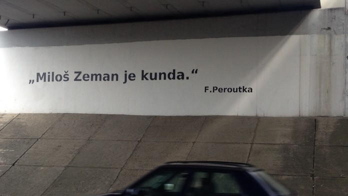 Útok na Zemana: Vulgární nápis v Brně podepsal autor jako Peroutka