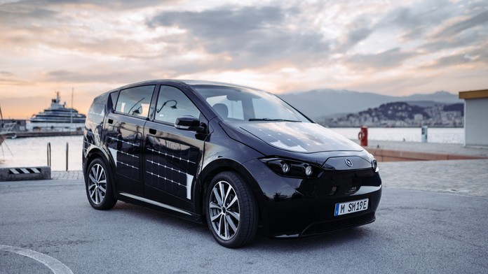 Auto jezdí na slunce! Nacpali do něj mech a 330 solárních panelů