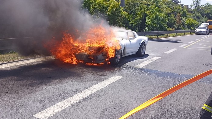 Taková škoda. Na Jižní spojce shořela americká ikona, vysněné auto mnohých kluků