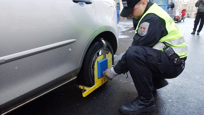 Poslanci parkují, kde se jim zlíbí. Pak zuří a hádají se se strážníky