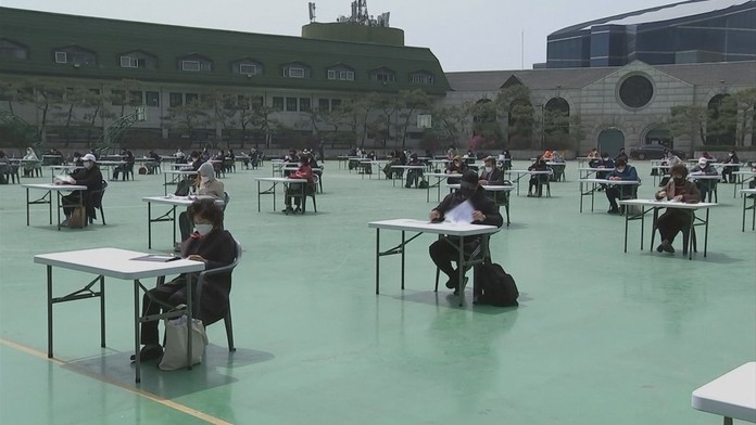 Povinné rozestupy ve školách? V Jižní Koreji to vymysleli kreativně