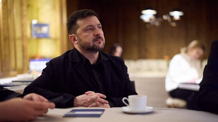 Zelenskyj se chystá na další tři roky války, tvrdí novinář. Ukrajinci ostře reagují