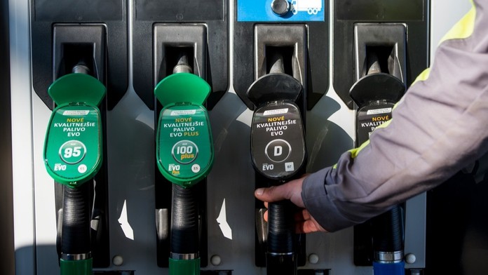 Slovenští řidiči v šoku. Na pumpách se objevil benzín za 100 korun za litr