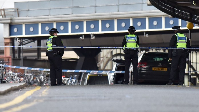 Výbušné obálky do Londýna přišly z Irska. Policie: Může jich být víc!