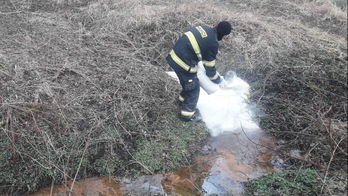 Z nádrže mu vytekly tisíce litrů nafty. Řidič to nikomu neřekl a odjel