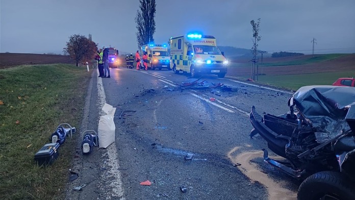 Při nehodě aut na Znojemsku zemřel člověk. Další dva se zranili