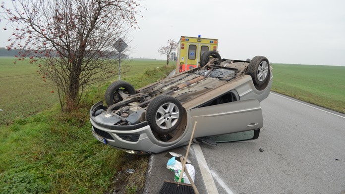 U Prahy se srazila dvě auta, jedno skončilo na střeše!