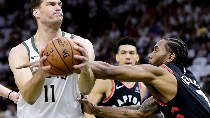 Milwaukee začalo finále konference výhrou! Bucks táhl Lopez