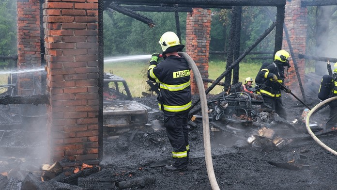 Kolem hasičů vybuchovaly lahve s plynem! Stodolu zasáhl blesk