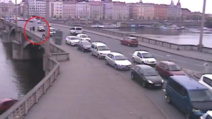 Panika v Praze: Posádka BMW pro zábavu střílela po lidech! FOTO