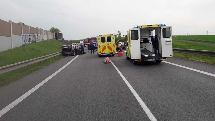 U Nymburka vjelo auto do kamionu! Jeden člověk zemřel