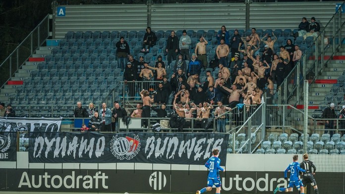 Fanoušci Dynama poničili vlak. Na vysokou pokutu se složili mezi sebou