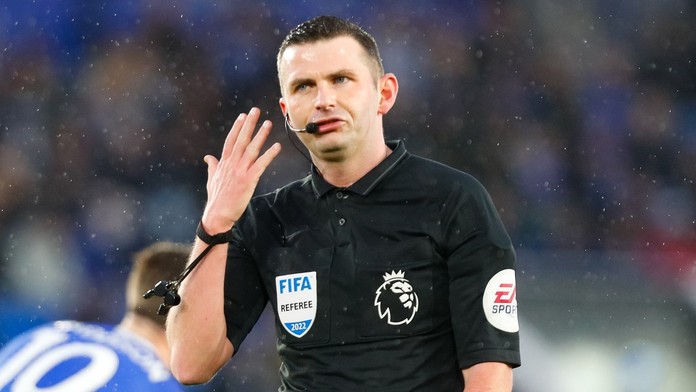Barážový duel Česka bude řídit Michael Oliver. Muž, kterému vyhrožovali smrtí
