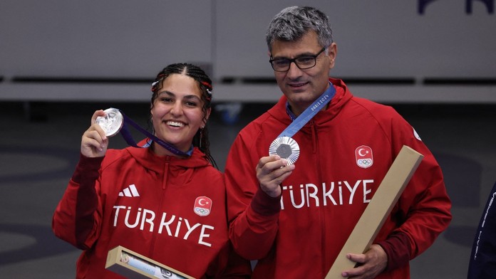 Turečtí střelci İlayda Tarhanová a Yusuf Dikeç
