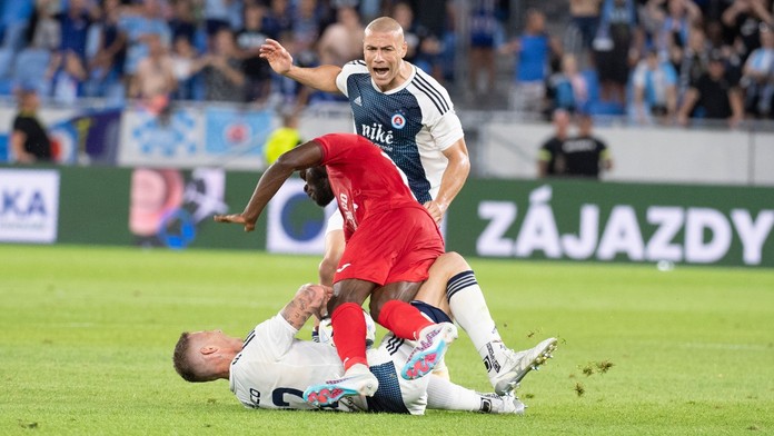 Juraj Kucka (na zemi) v souboji s Negem Ekofem