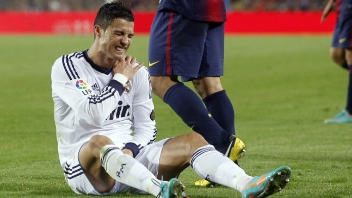 Cristiano Ronaldo zkoušel "nůžky" a poranil si rameno