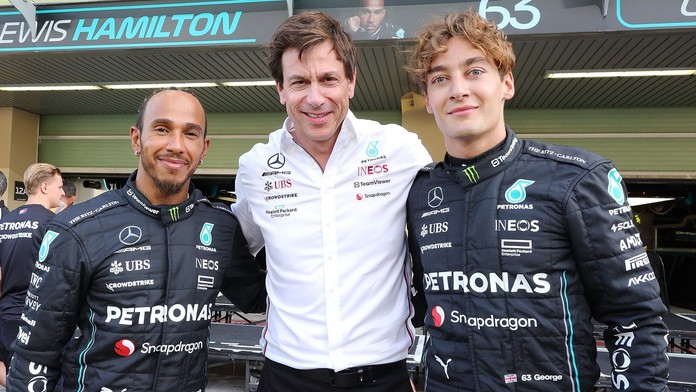 Šéf stáje F1 Mercedes Toto Wolff (uprostřed) s Lewisem Hamiltonem (vlevo) a Georgem Russellem