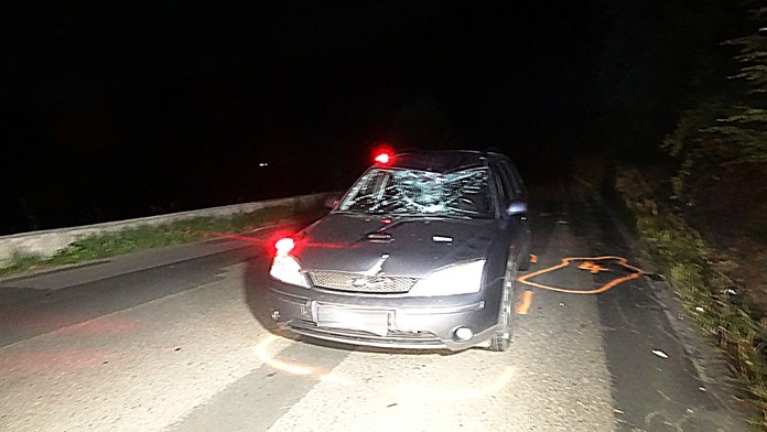 Auto smetlo čelně cyklistu v protisměru, ten bojuje o život