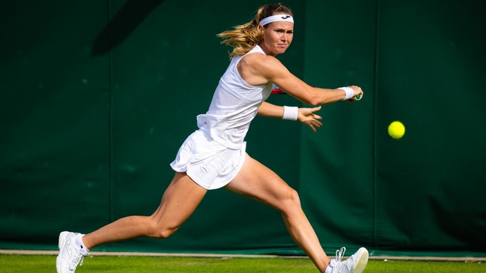 Bouzková vyřadila další nasazenou hráčku a je v osmifinále. Veselý končí