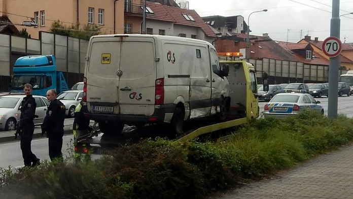 POLICISTÉ SE SAMOPALY v centru Plzně! Pancéřový vůz s penězi boural se sanitkou!