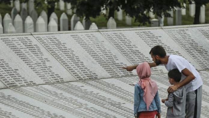 Srbové se bouří, za popírání genocidy v Srebrenici mohou jít do vězení