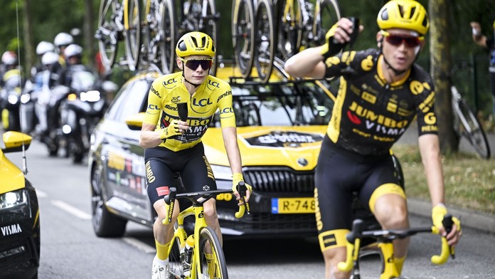 Jonas Vingegaard v poslední etapě na Tour de France slaví svou výhru se šampaňským