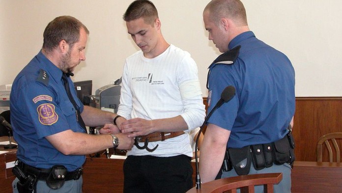 TREST! Sadista udusil prostitutku, pak se udal