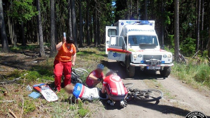DĚSIVÁ NEHODA: Cyklista si probodl nohu vlastními řídítky! FOTO UVNITŘ