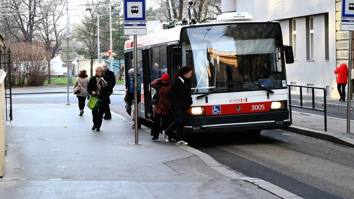 Nechtěl pustit opilé fandy do trolejbusu, tak dostal šofér pěstí