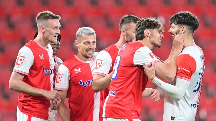 Fotbalisté Slavie slaví před prázdnými tribunami